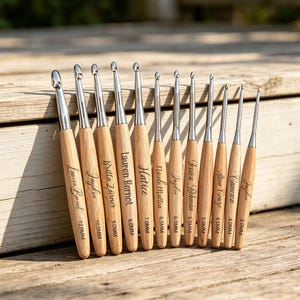Uncinetti con manico in legno personalizzato, uncinetti ergonomici incisi, ferri da maglia con punta in metallo, regalo per chi lavora all'uncinetto.