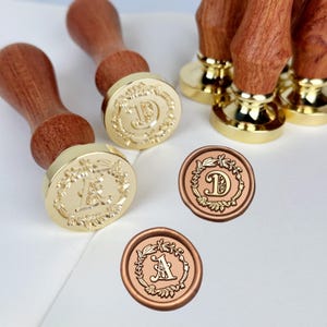 Gepersonaliseerde lakzegel, gepersonaliseerde lakzegel met initialen, houten lakzegel met bloemenkransletters, lakzegelkaartstempel, enveloppenstempel