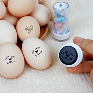 Timbro personalizzato per uova di fattoria, timbro con nome della fattoria, timbro personalizzato per uova, regalo per pollaio per agricoltori, timbro per uova di gallina, timbro con fiore di uovo