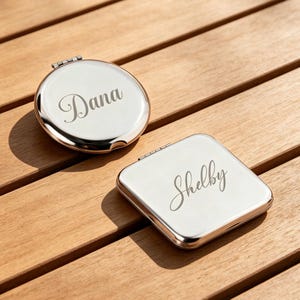 Gepersonaliseerde make-upspiegel, zilveren zakspiegel, ronde of vierkante reiscosmeticaspiegel in hartvorm, cadeau voor bruidsmeisjes en voor haar verjaardag.