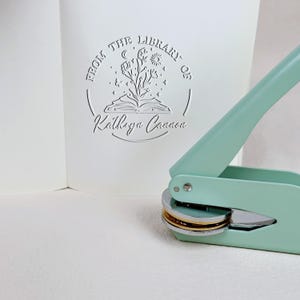 Timbro per goffratura di libri verde/ Dalla libreria di Timbro per goffratura di libri/ Timbro per goffratura di libri rosa personalizzato/ Timbro per goffratura di biglietti personalizzati/ Timbro per goffratura nero