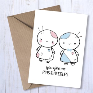 Mi dai spilli e aghi bambole A6 biglietto di auguri cuscino voodoo anniversario San Valentino amore coppie divertenti umorismo gioco di parole umorismo per lui lei