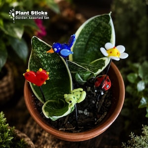 Verschiedene Pflanzenstäbchen aus Glaslampen, Vogelherz, Blume, Frosch, Käfer – Gartendekoration