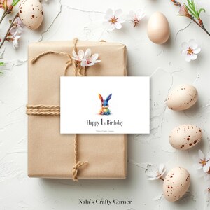 Carte de voeux numérique joyeux 1er anniversaire, carte téléchargeable pour le premier anniversaire de bébé lapin de Pâques arc-en-ciel, conception assistée par IA-02