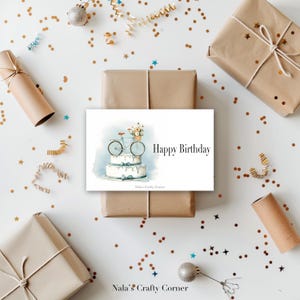 Carte de voeux numérique de joyeux anniversaire, bicyclette sur un gâteau, carte amusante, carte téléchargeable, conception assistée par IA-01