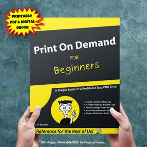Può includere: Un libro intitolato "Print On Demand for Beginners" è tenuto in mano. La copertina è nera e gialla, con testo e un'illustrazione a cartoni animati. Il libro è una guida per un negozio Etsy POD redditizio, un ebook PDF stampabile.