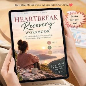 Op de afbeelding: Een digitale tablet met de omslag van een werkboek voor liefdesverdriet. De omslag toont een persoon die op een klif naar de zonsondergang kijkt, met de tekst: Heal, Reflect, Grow, Heartbreak Recovery Workbook, A 30 Day Guided Journal.