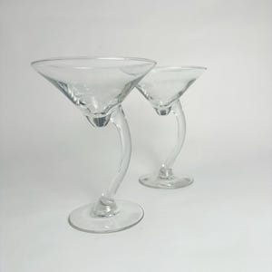 Vintage Libbey Bravura Martini-Gläser - Twisted Offset Stem Cocktailgläser - 1990er Jahre Barware - Fun Coctail 2er-Set