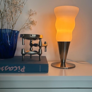 Modern Wavy Table Lamp – Frosted Glass & Silver Base – Y2K Ambient Bedside Lighting – Accent Night Lamp
