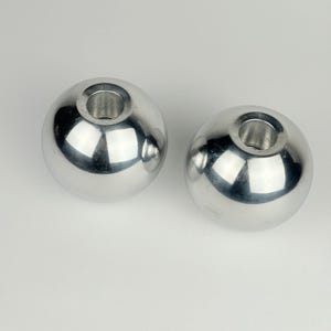 Vintage IKEA NÄSSJÖ kandelaars met bal – paar zilveren metalen kandelaars, modernistisch decor jaren 90 Scandinavisch design – Ehlen Johansson