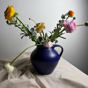 Vaso brocca in ceramica danese blu cobalto vintage: arredamento moderno di metà secolo