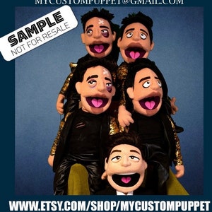 Op de afbeelding: Vijf handpoppen met verschillende gezichtsuitdrukkingen. De poppen dragen allemaal zwarte kleding en hebben zwart haar. De poppen zijn in piramidevorm gerangschikt, met de grootste pop onderaan en de kleinste pop bovenaan. De poppen lachen allemaal en hebben hun mond open. De poppen zijn allemaal gemaakt van vilt en hebben een zachte textuur. De poppen zijn allemaal handgemaakt en hebben een uniek ontwerp. De poppen zijn allemaal te koop op Etsy.