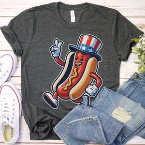 Zabawna i patriotyczna koszulka z kreskówkową grafiką przedstawiającą hot doga na grille, imprezy i letnie wydarzenia, Dzień Niepodległości 4 lipca