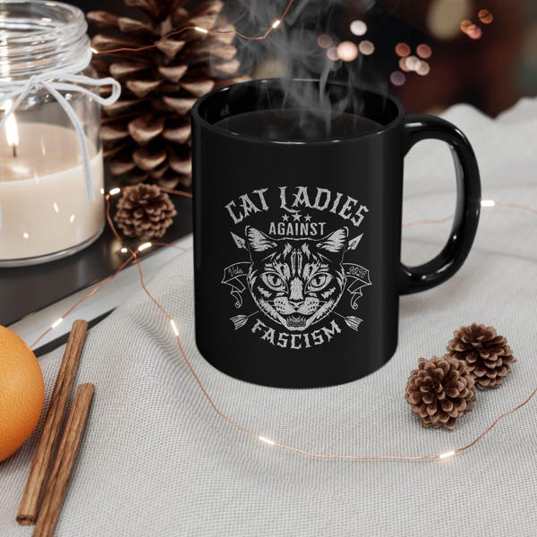 Cat Ladies Against Fascism-mok: grappige politieke koffiekopstemming 2026