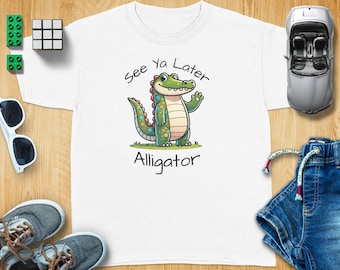 Camiseta infantil con dibujo de cocodrilo y la frase "See Ya Later Alligator After While", estampado en la parte delantera y trasera.