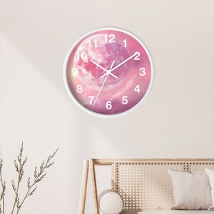 Pink Moon-wandklok, betoverend maandecor, retro roze maanvibes, perfect voor slaapkamers, kinderdagverblijven en woonkamers, uniek cadeau voor de maan