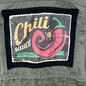 Upcycled olive green jacket w/ fabric and crochet applique patchwork bild 3