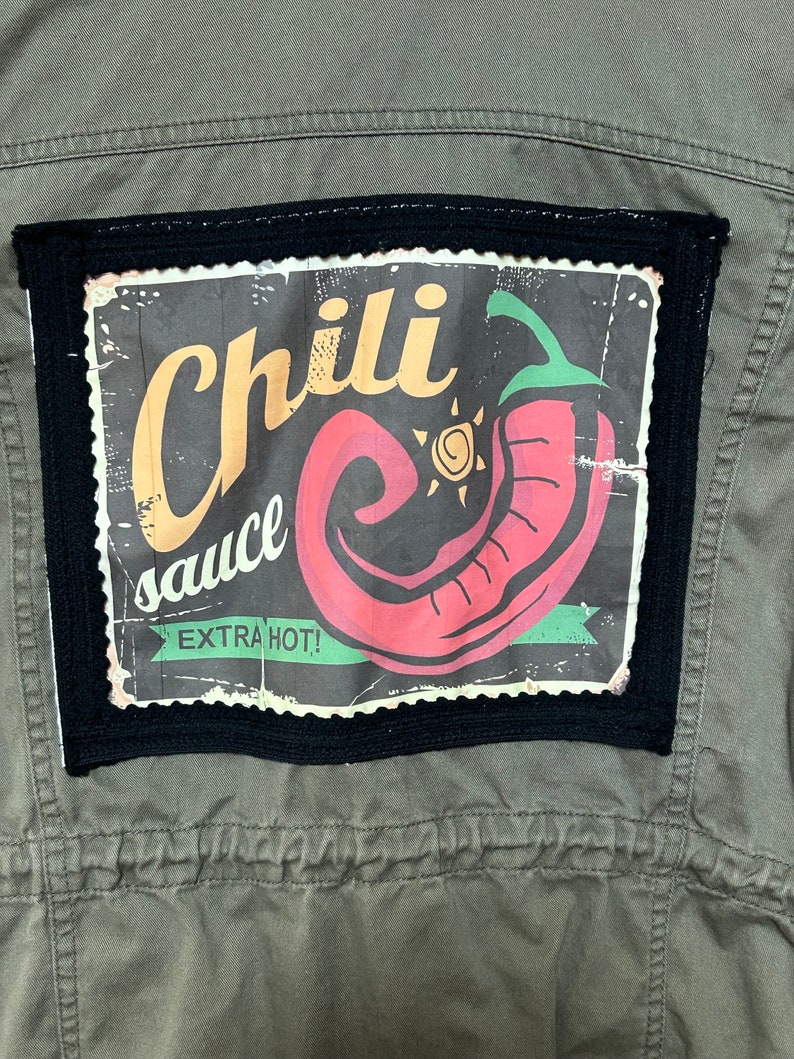 Upcycled olive green jacket w/ fabric and crochet applique patchwork bild 3