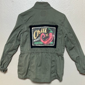 Upcycled olive green jacket w/ fabric and crochet applique patchwork bild 5