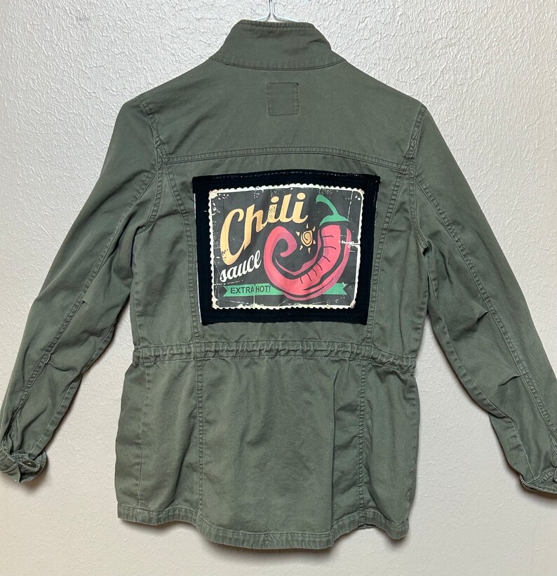 Upcycled olive green jacket w/ fabric and crochet applique patchwork bild 5