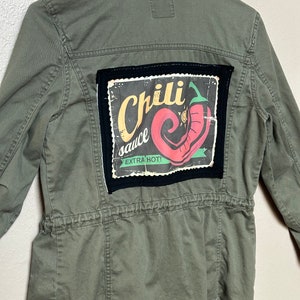 Upcycled olive green jacket w/ fabric and crochet applique patchwork bild 4