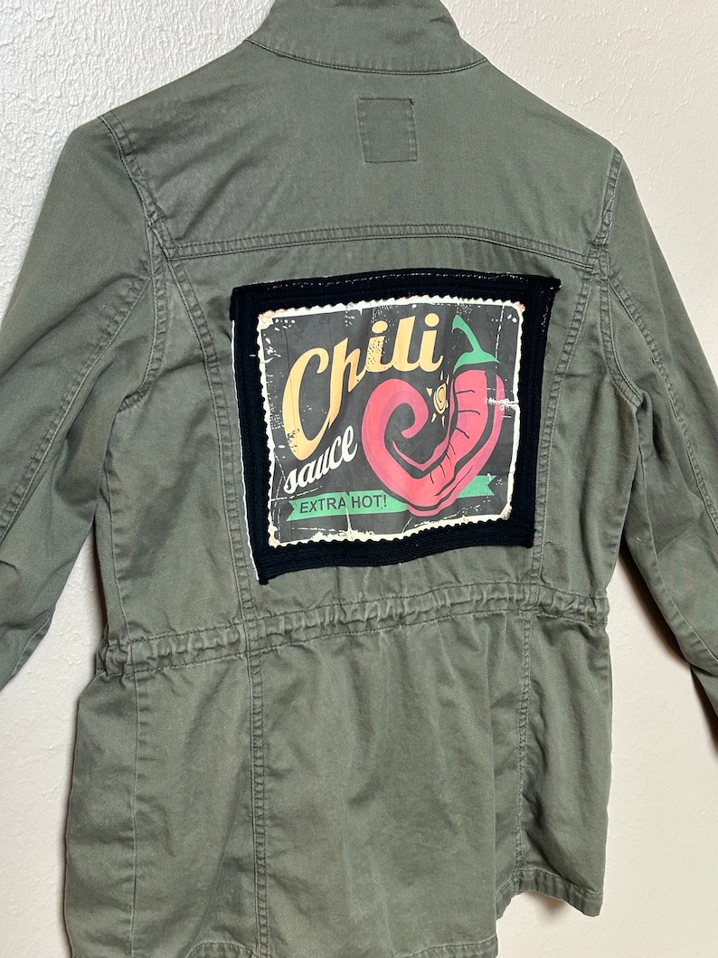 Upcycled olive green jacket w/ fabric and crochet applique patchwork bild 4
