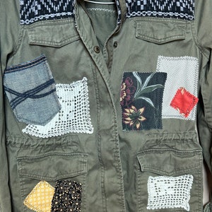 Upcycled olive green jacket w/ fabric and crochet applique patchwork bild 2