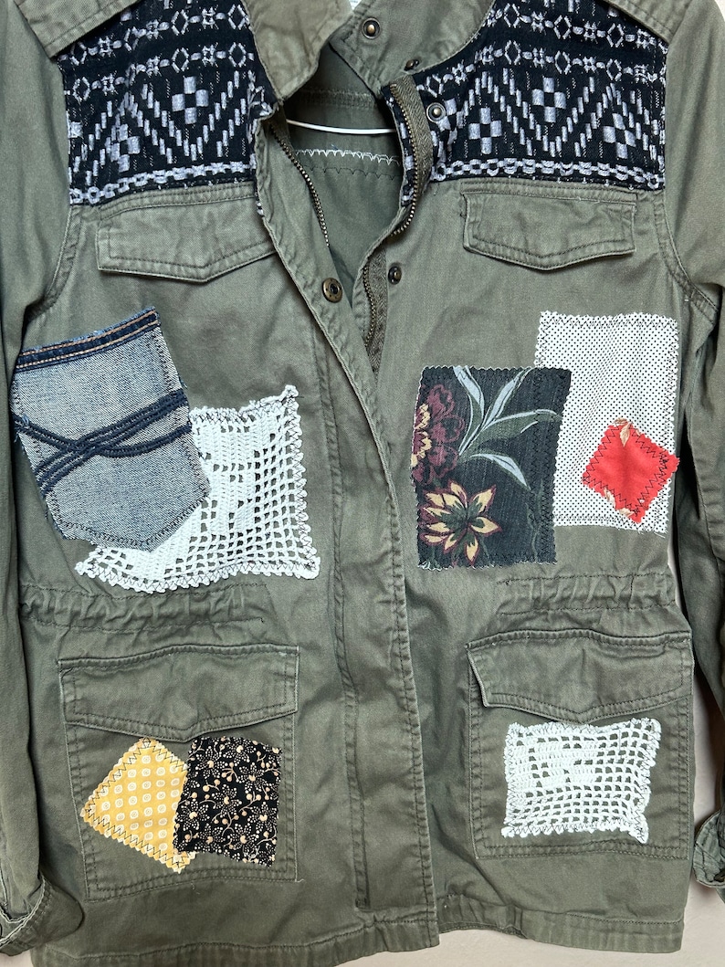 Upcycled olive green jacket w/ fabric and crochet applique patchwork bild 2