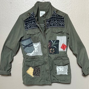 Upcycled olive green jacket w/ fabric and crochet applique patchwork bild 6