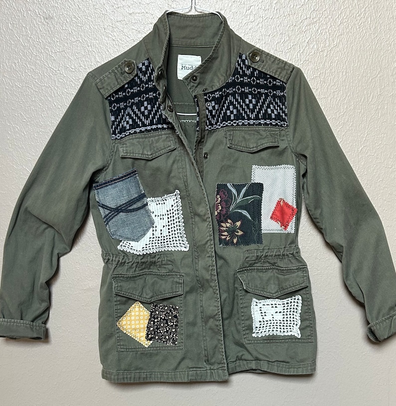 Upcycled olive green jacket w/ fabric and crochet applique patchwork bild 6