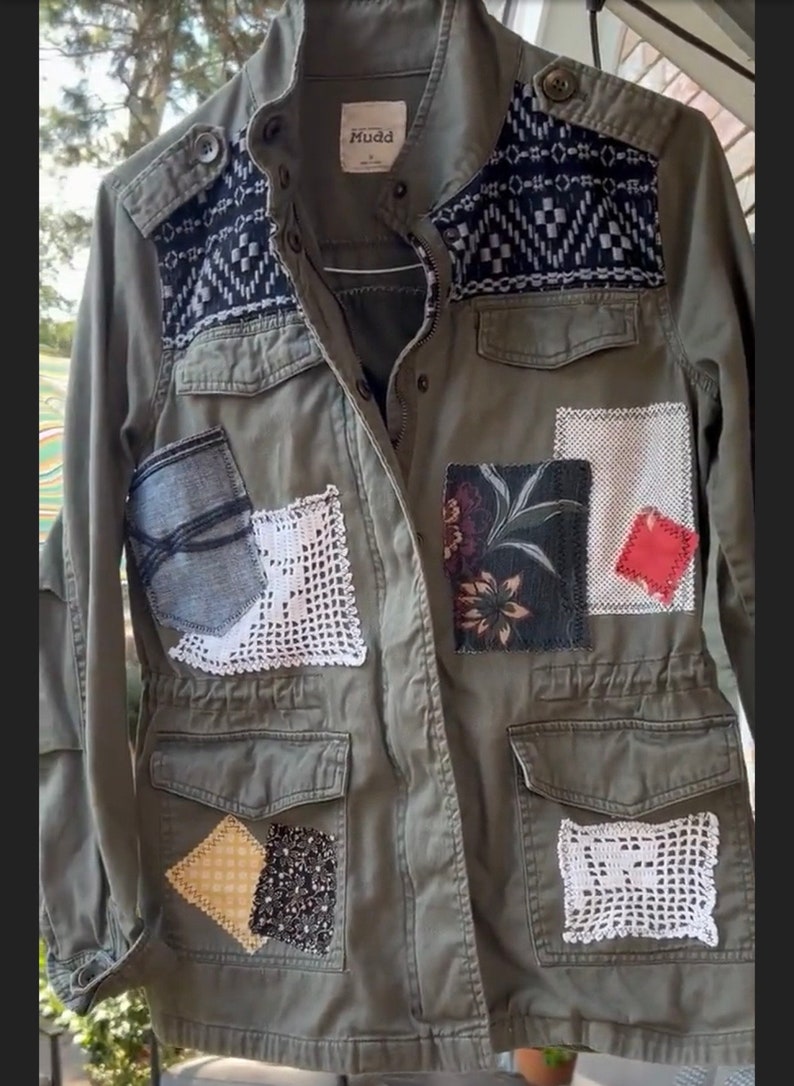 Upcycled olive green jacket w/ fabric and crochet applique patchwork bild 1