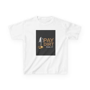 Peut inclure: Un t-shirt blanc à manches courtes avec un graphique rectangulaire centré sur fond gris foncé. Le graphique affiche une icône de pelle argentée au-dessus d'une poêle dorée, avec le texte PAY DIRT PAN IT imprimé en lettres dorées.