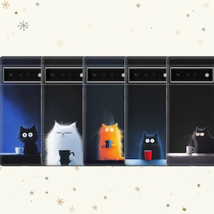 Può includere: Custodie per telefono con gatti dei cartoni animati che tengono tazze di caffè. I gatti sono neri, bianchi e arancioni. Ogni custodia ha uno sfondo scuro e un bordo trasparente.