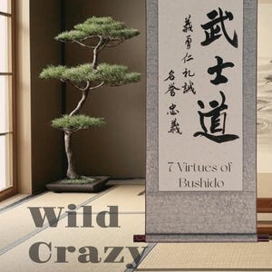Puede incluir: Un bonsái con follaje verde en capas se encuentra en una maceta cuadrada oscura. Un pergamino con caligrafía japonesa y el texto "7 Virtudes del Bushido" cuelga cerca. Las palabras "Wild Crazy Bear" están en la parte inferior.