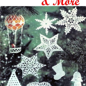 以下が含まれることがあります： 手作りの白いかぎ針編みのクリスマスオーナメントのコレクション。雪の結晶、星、木、ハート、靴下、熱気球が含まれています。画像には、赤い文字で「Snowflakes & More」というテキストも含まれています。