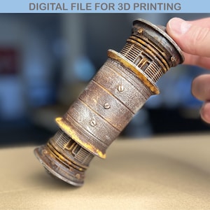 Könnte beinhalten: Ein 3D-gedrucktes Modell eines verwitterten, rostigen und goldfarbenen zylindrischen Objekts mit komplizierten Details. Das Objekt hat eine strukturierte Oberfläche und scheint aus Metall zu sein.