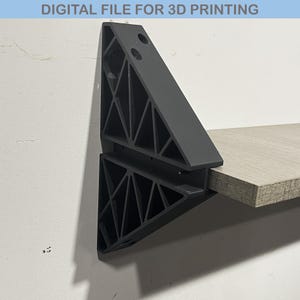 Puede incluir: Soportes de estantería impresos en 3D de color negro con un diseño triangular. Los soportes están unidos a una estantería de madera clara.