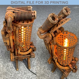 Könnte beinhalten: Eine 3D-gedruckte Steampunk-Lampe mit rostiger Oberfläche. Die Lampe hat einen zylindrischen Sockel mit einem Netzdesign und eine Glühbirne im Inneren. Die Lampe wird von einem Sockel mit einem zahnradförmigen Design getragen. Die Lampe ist beleuchtet und strahlt ein warmes Licht aus.