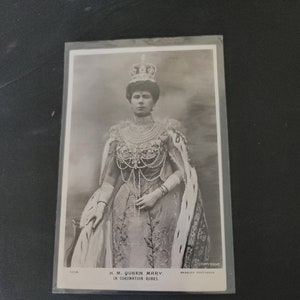 Carte postale de la reine Mary en robe de couronnement