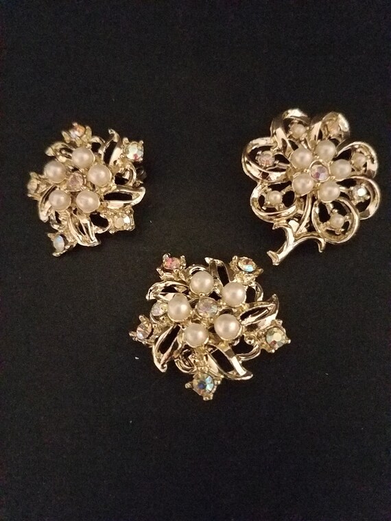 Vintage Gold Tone & Pearl Brooch Trio