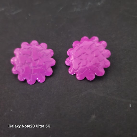 Fuschia Metal Vintage Clip On Earrings