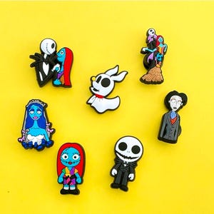 Puede incluir: Un conjunto de ocho dijes para zapatos con personajes de la película Pesadilla antes de Navidad. Los dijes están hechos de plástico colorido y detallado y presentan a Jack Skellington, Sally, Zero y otros personajes de la película.