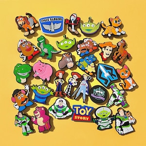 Puede incluir: Una colección de abalorios para zapatos coloridos con personajes de Toy Story, incluyendo Woody, Buzz Lightyear, Rex y muchos más. Los abalorios están hechos de plástico y presentan una variedad de diseños, incluyendo el icónico logotipo de Space Ranger.