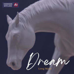 Könnte beinhalten: Eine matte weiße Pferdefigur mit modellierter Mähne und Kopf, die den Text "Dream" in einer weißen Schreibschrift und darunter "Long Mane" in einer kleineren goldenen Schrift zeigt, mit einem "HANDMADE WITH LOVE" Abzeichen oben links.