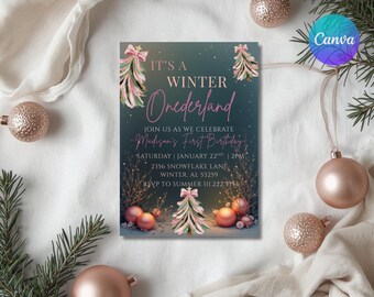 Peut inclure: Une invitation sur le thème de l'hiver avec le texte "It's a Winter Onederland" et "Madison's First Birthday". Le design présente des arbres de Noël roses et blancs, des ornements et le logo Canva. L'invitation est entourée d'ornements et de verdure de Noël.
