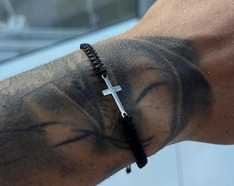 Bracciale con croce in macramè: ciondolo in cordino fatto a mano, gioiello boho regolabile