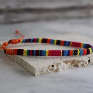 Handgefertigtes Regenbogen Armband: Verstellbarer Boho Surfer Schmuck