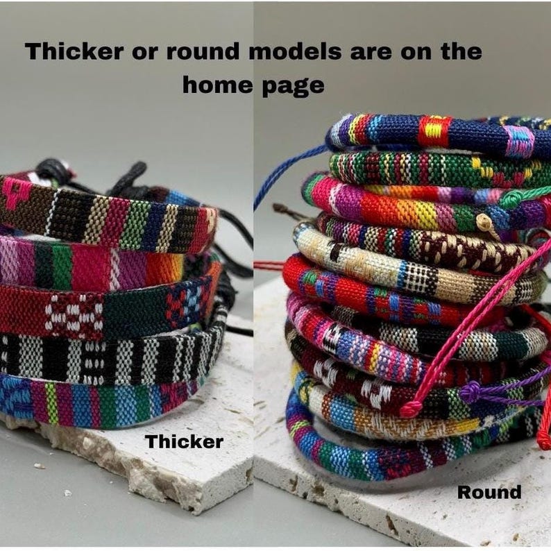 Puede incluir: Dos pilas de pulseras tejidas de colores. La pila de la izquierda es m&aacute;s gruesa y la pila de la derecha es redonda. El texto "Thicker" est&aacute; debajo de la pila de la izquierda y el texto "Round" est&aacute; debajo de la pila de la derecha. El texto "Thicker or round models are on the home page" est&aacute; en la parte superior de la imagen.