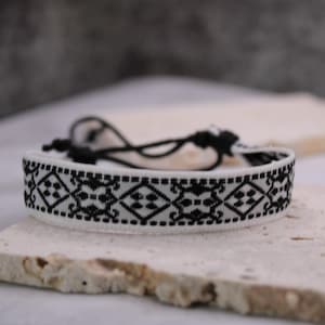 Minimalistyczna bransoletka, bransoletka surfera dla mężczyzn i kobiet - ręcznie robiona biżuteria boho na letni festiwal, wodoodporna bransoletka bawełniana, tkana bransoletka
