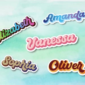 Peut inclure: Plusieurs autocollants de noms colorés dans un style de police rétro. Les noms Elizabeth, Amanda, Vanessa, Sophia et Oliver sont affichés dans diverses nuances de rose, bleu, marron et jaune, avec des bordures blanches, sur un fond aquarelle.